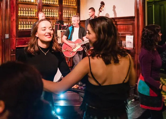 מלון Thirteen On The - Eyre Square