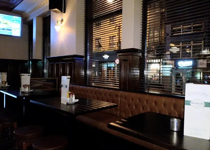 Thirteen On The - Eyre Square גלוואיי