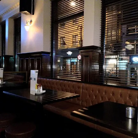 Thirteen On The - Eyre Square 골웨이