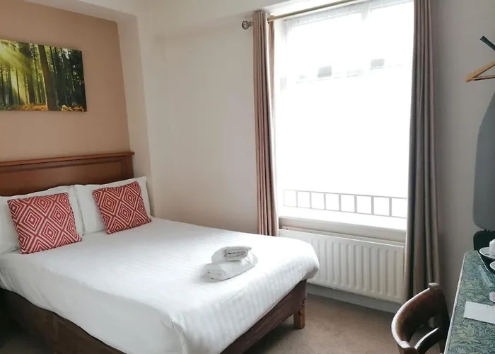 Thirteen On The - Eyre Square 3*